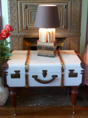 valise achetée chez Emmaüs Touraine - tranformée en table basse